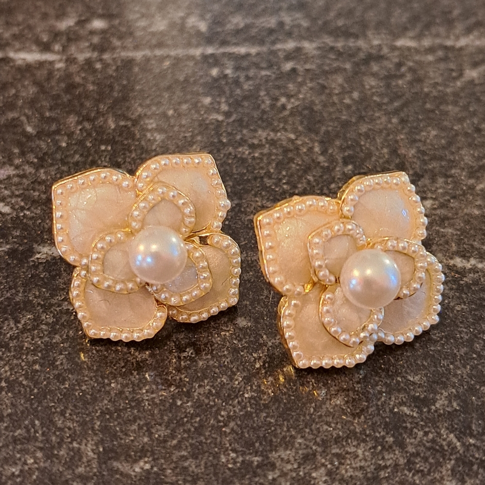 White flower earrings